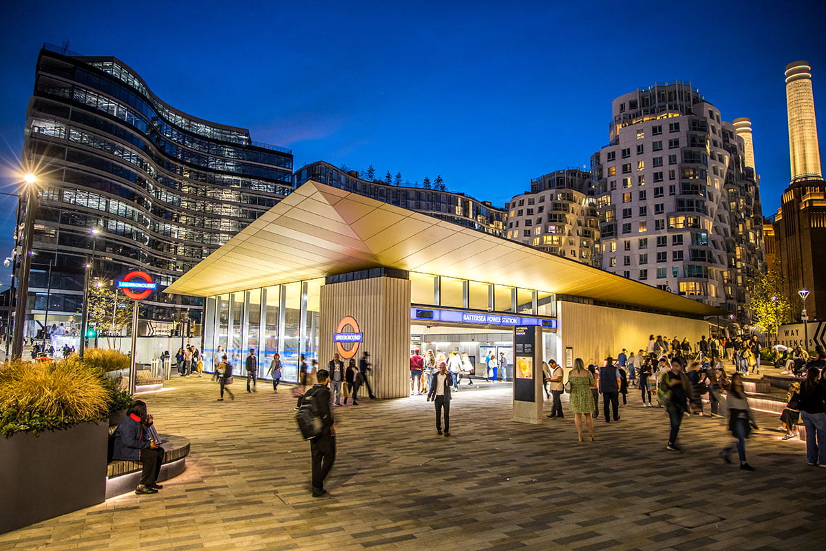 Het Battersea metro station bij het Battersea Power Station