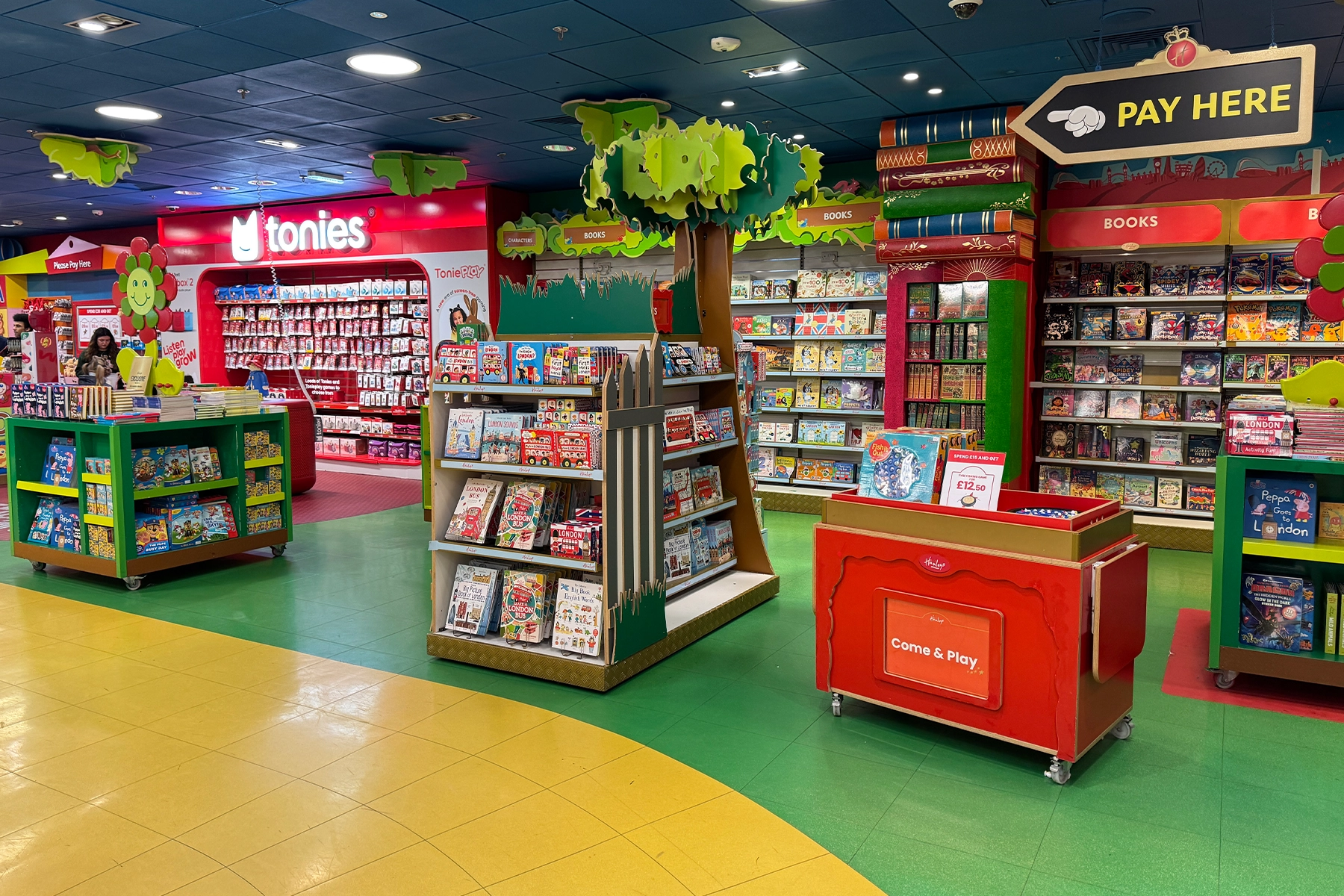 Interieur van de Hamleys speelgoedwinkel in Londen