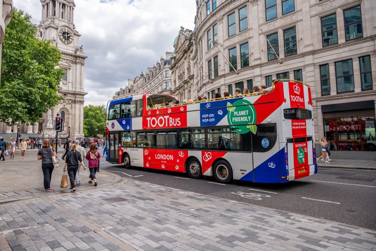 Tootbus hop on bus in Londen
