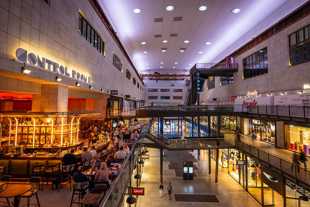 Winkelen in Battersea Power Station in Londen